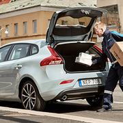Volvo In-car Delivery började testas tillsammans med PostNord och Lekmer i november förra året, och du kan registrera dig för tjänsten redan i dag.