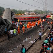 Räddningsarbetare vid olycksplatsen i Odisha. AP