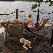 Familj på brygga i Stockholm, 2024.