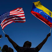 Venezuelaner firar bortförandet av Maduro i Chile.