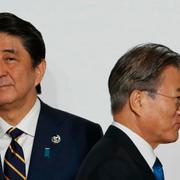 Japans premiärminister Shinzo Abe och Sydkoreas presiden Moon Jae-In.