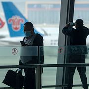 Flygplan tillhörande China Eastern Airlines i bakgrunden på Pekings internationella flygplats.