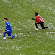 Brentfords Tarique Fosu (höger) knäböjer inför en match den 24 januari.