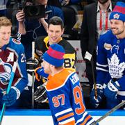 Edmontons Connor McDavid gratuleras av Nathan MacKinnon, Sidney Crosby och Auston Matthews efter sin seger.