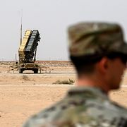 En amerikansk soldat framför ett Patriotsystem på flygbasen Prince Sultan Saudi Arabia.
