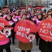 Kvinnorättsdemonstration i Seoul, 8 mars 2018. Skyltarnas budskap är ”Nej till sexuellt våld och diskriminering”.