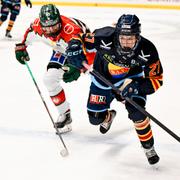Frölundas Hanna Olsson (#26) jagar Djurgårdens Alice Wallin (#27) under SDHL-match, 2024. 