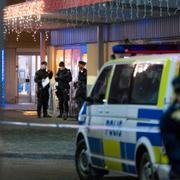 Polisen vid mordplatsen i Skogås.