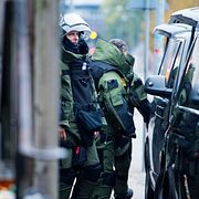 Polis i skyddsutrustning i danska Roskilde på måndagen.