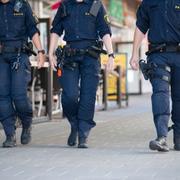 Polis patrullerar i Hässelby gård efter mordet.