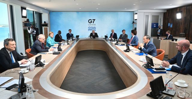 G7-ledarna i ett mötesrum i Cornwall.  Leon Neal / TT NYHETSBYRÅN