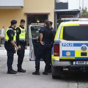 Poliser på plats i Sandviken efter skottlossningen. 