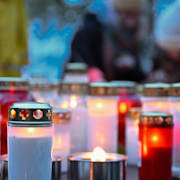 Arkivbild: Anhöriga tänder ljuslyktor på Alla helgons dag på Skogskyrkogården i Stockholm.