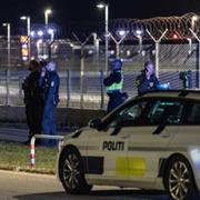 Danska polisen på plats på Kastrup efter ett av de första drönarlarmen.