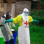 Sjukvårdspersonal desinficerar en kollega som jobbat på en ebolaklinik i Kongo-KInshasa. Arkivbild från 2018.