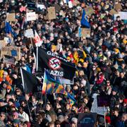 Demonstranter i München på lördagen. Protesterna organiserades under parollen ”demokratin behöver dig”. 