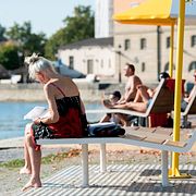 Stockholmare njuter av sommarvärmen i september, här vid Munkbrohamnen vid Gamla stan. Arkivbild från 2024.