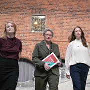 Bostads- och fastighetsborgarråd Clara Lindblom (V), finansborgarråd Karin Wanngård (S) och klimatborgarråd Åsa Lindhagen (MP) presenterar budgeten.