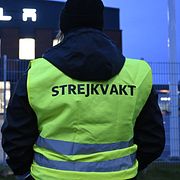 Strejkvakt utanför  Teslas Servicecenter  i Segeltorp, arkivbild från oktober 2023.