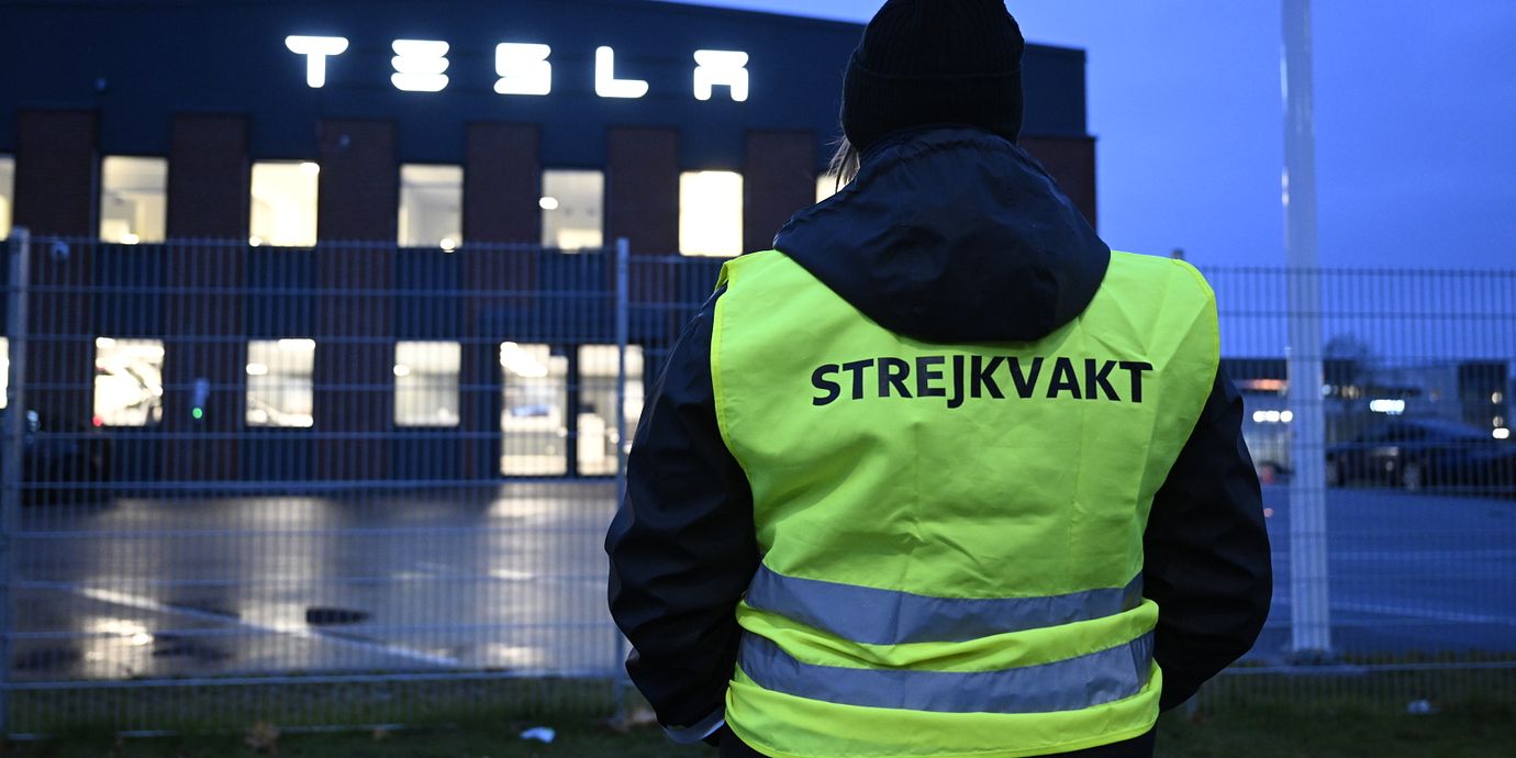 Strejkvakt utanför  Teslas Servicecenter  i Segeltorp, arkivbild från oktober 2023.