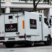 Loomis arbetar bland annat med säkra transporter av kontanter. 