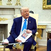 Sydafrikas president Cyril Ramaphosa besökte Donald Trump i Vita huset i maj 2025. Under mötet påstod Trump att det pågår ett folkmord riktat mot afrikander i Sydafrika.