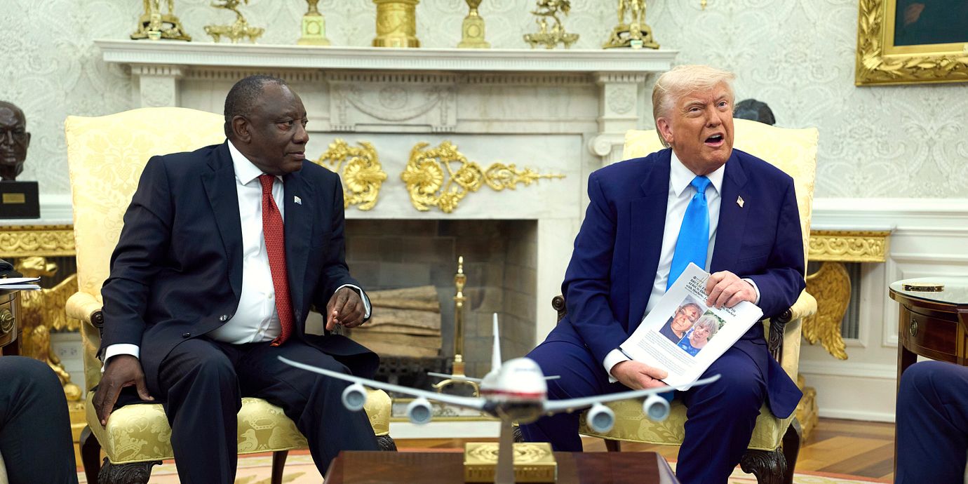 Sydafrikas president Cyril Ramaphosa besökte Donald Trump i Vita huset i maj 2025. Under mötet påstod Trump att det pågår ett folkmord riktat mot afrikander i Sydafrika.