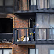 Kriminalteknikerna undersöker brandskador och ett utblåst fönsterparti efter att en kraftig fyrverkeripjäs orsakat skador.