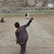 Barn som spelar cricket i Afghansistan. 