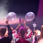 Publiken viftar med ballonger under genrepet i Löfbergs Arena i Karlstad.