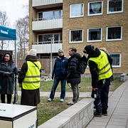 Fastighetsägaren Victoriahem på plats på innergården där en 15-årig pojke sköts till döds på Ramels väg på Rosengård i Malmö på på torsdagen. Foto: Johan Nilsson / TT / Kod 50090