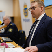 Utredningsledare Ulf Andreasson och chefsåklagare Daniel Veivo Pettersson under en pressträff på skärtorsdagen om läget i utredningen om raset vid E6:an vid Stenungsund.