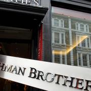 Illustrationsbild: En Lehman Brothers-skylt bärs iväg för att auktioneras bort i London 2010. 