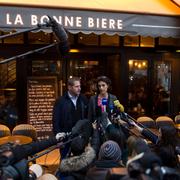 Medieuppbåd utanför La Bonne Bière i Paris på fredagen.