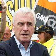 John McDonnell i mitten. Arkivbild. 