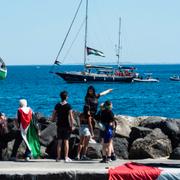 Freedom Flotilla Coalition-aktivister kliver ombord på Madleen. 