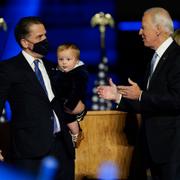 Hunter Biden med sitt barn och sin pappa. 