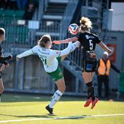 Hammarbys Sara Kanutte Fornes med hög spark mot Växjös Amanda Altheden.