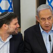 Israels finansminister Bezalel Smotrich och premiärminister Benjamin Netanyahu. 