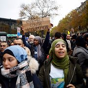 En kvinna håller upp en skylt med texten ”Tillsammans mot islamofobi”.