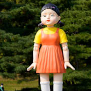 Docka från netflix-serien Squid Game, placerad i park i Seoul