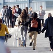 Elever och föräldrar vid skolan dagen efter skjutningen.