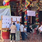 Väljare läser på om kandidaterna. Grant Peck / AP