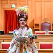 Dragqueen Inga Tvivel, alias Jan Ericson, läser sagor i riksdagens förstakammarsal.