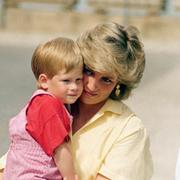 Prins Harry i famnen på prinsessan Diana 1987.