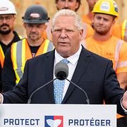 Doug Ford talar med media i Hamilton under måndagen. 