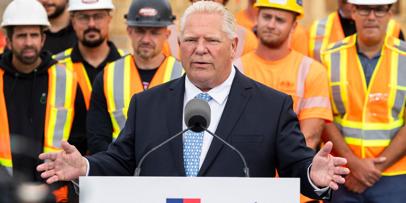 Doug Ford talar med media i Hamilton under måndagen. 