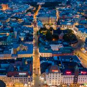  Illustrationsbild av en upplyst Karl Johans gate i Oslo