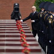 Rysslands Vladimir Putin deltar i en minnesceremoni för döda soldater i andra världskriget.