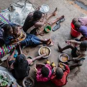 Zawadi Sifa tillsammans med sina sju barn. Familjen har tvingats på flykt  från 